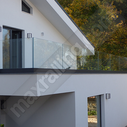 стъклен парапет с профил